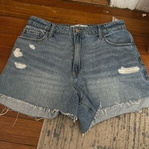 Hollister Curvy Ultra High-Rise Vintage Relaxed Mom Short 3”